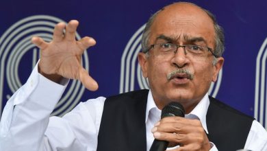 Photo of Prashant Bhushan refuses to apologise to SC; issues fresh statement