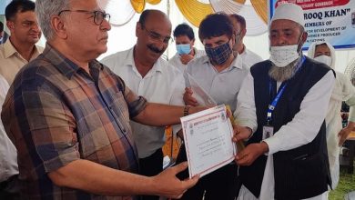 Photo of Advisor Farooq Khan Interacts with farmers; listens to their suggestions