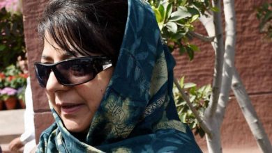 Photo of Mehbooba Mufti, party members offer prayers at Mufti Sayeed’s grave