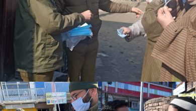 Photo of Police distributes face masks in Pulwama