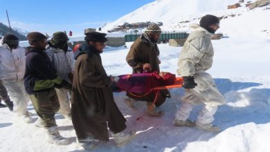 Photo of Indian Army evacuate woman to hospital amid snow in J&K