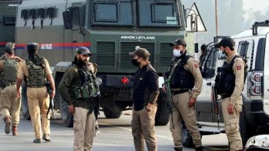 Photo of 2 militants surrender during encounter with SFs in Valley