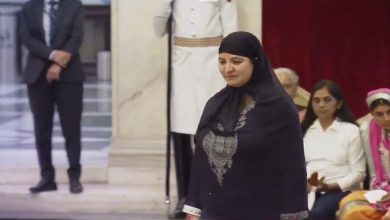 Photo of Kulgam woman discovered enzyme that converts polythene to ashes, gets ‘Nari Shakti’ award from President