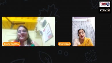 Photo of Sunita Kaul Roy, a well-known social activist, host and Assistant Vice President, Kotak Life Insurance and executive member Grand Events Kalakar awards and Bharat Nirman Awards talks about her life journey in a metro.