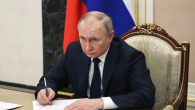 Photo of President Vladimir Putin grants Russian citizenship to former US security contractor Edward Snowden