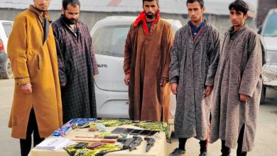 Photo of Police bust extortion racket in Kulgam, arrest five robbers with fake guns: Officials