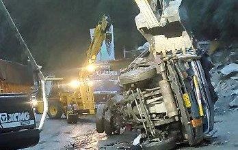 Photo of Traffic suspended on Jammu-Srinagar Highway; one dead after two vehicles hit by rolling boulders
