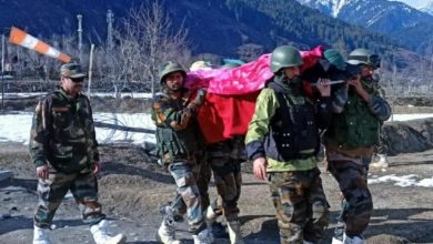 Photo of Army, IAF personnel evacuate two pregnant women from snow-covered Nawapachi in Kishtwar district