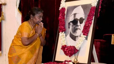 Photo of President Droupadi Murmu pays floral tribute to Dr Zakir Hussain on his birth anniversary