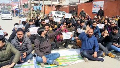 Photo of Job aspirants protest in Srinagar, demand inquiry report on recruitment irregularities be made public