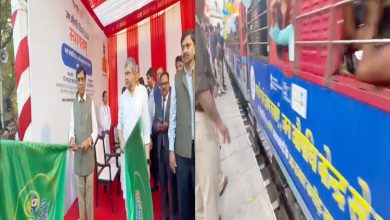 Photo of Union Ministers Mansukh Mandaviya & Ashwini Vaishnaw flag off a train dedicated to PMBJP from New Delhi