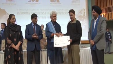 Photo of Lt Governor Manoj Sinha felicitates recipients of Pashmina Exporters Manufacturers Association Awards in Srinagar