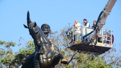 Photo of Maharashtra Governor Ramesh Bais offers floral tributes to equestrian statue of Chhatrapati Shivaji Maharaj at Shivaji Park Mumbai