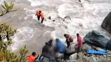 Photo of Four Dead As Tourists Vehicle Plunges Into River Sindh In Sonamarg