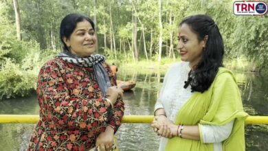 Photo of KasherKathBaath between Rajni Dhar/Bahar and Suman Bhat on the topic of Yaarbal.