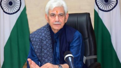 Photo of J&K LG Manoj Sinha Meets Families Of Terrorism Victims In Kashmir Valley