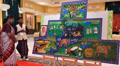 Photo of President Droupadi Murmu Visits The Exhibition Showcasing The Paintings Made By Tribal Artists At Rashtrapati Bhavan