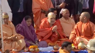 Photo of HM Amit Shah takes holy dip at Triveni Sangam