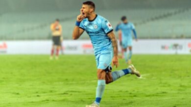 Photo of Mumbai City score dramatic winner to overcome late East Bengal charge
