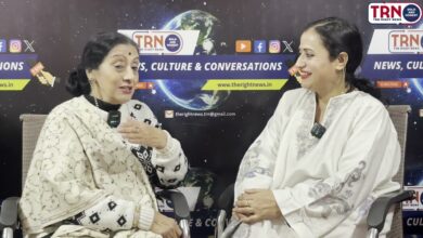 Photo of KasherKathBaath between Bharti Kaul and Suman Bhat On the topic of Hohwor.