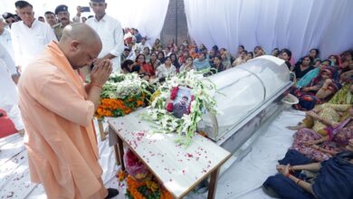 Photo of UP CM pays tributes to Pahalgam terror attack victim in Kanpur